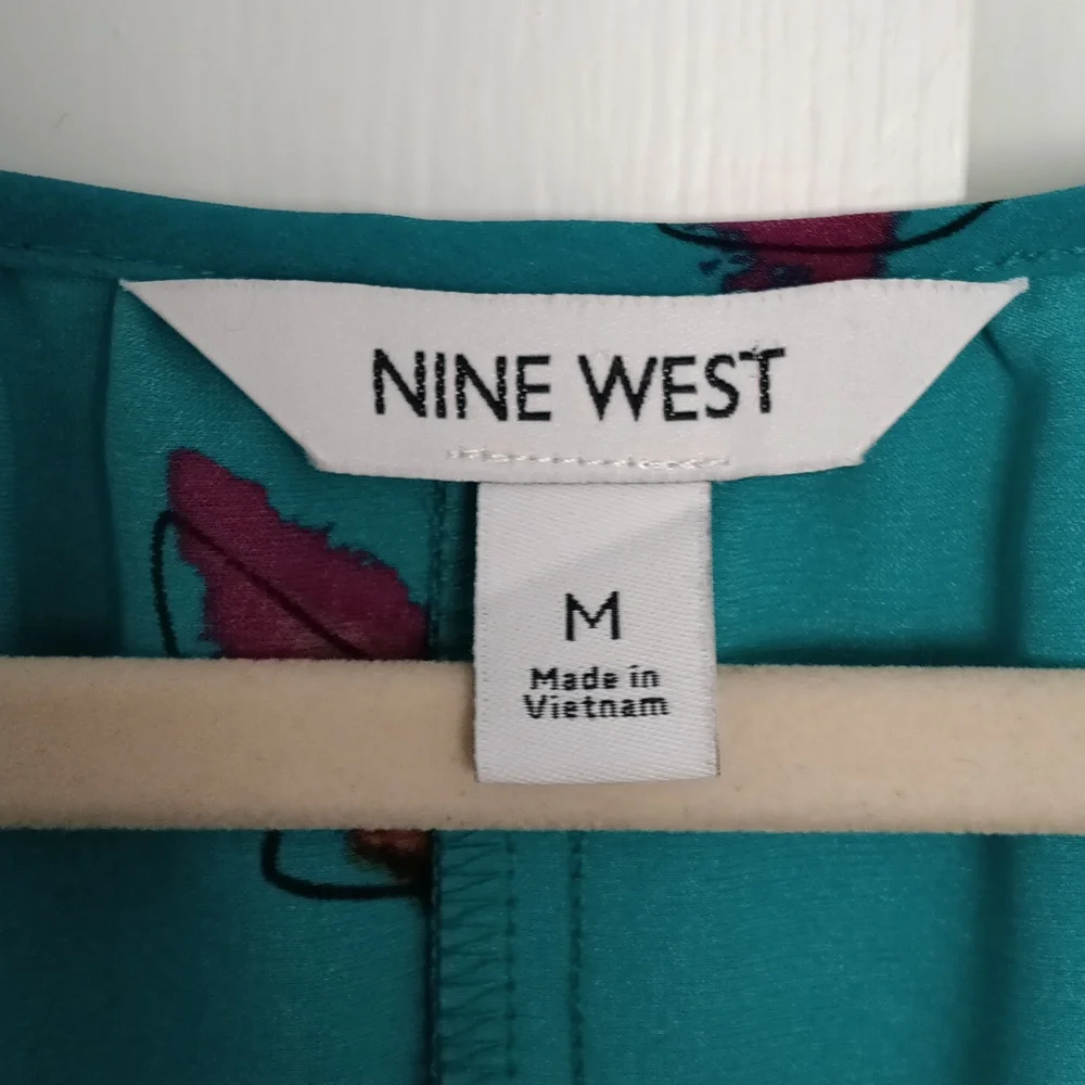 3/$15 Nine West Teal Floral Print Vneck Women's Top - Picture 2 of 3